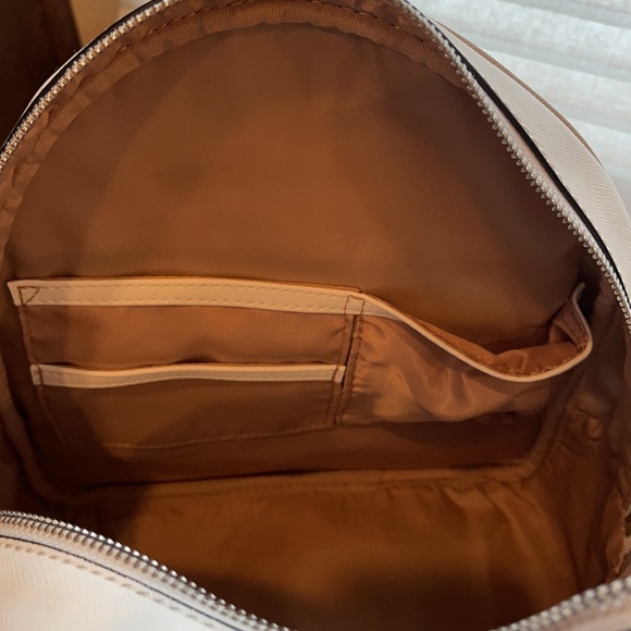 White and tan Guess backpack - Picture 6 of 6